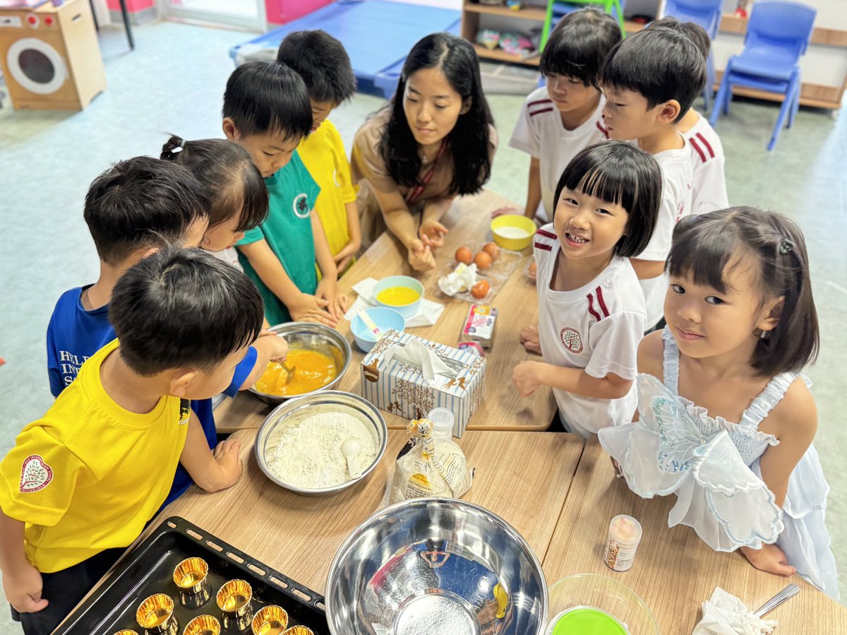 vickyyhengg's tweet image. Kid chefs in action! Mixing up holiday magic with Christmas hat cupcakes - giggles, frosting, and a sprinkle of joy in every bite. 🎅 Unleashing creativity and turning ordinary treats into festive delights! 🌟❤️ #FestiveBaking #HIS_learning
@HIS_Preschool