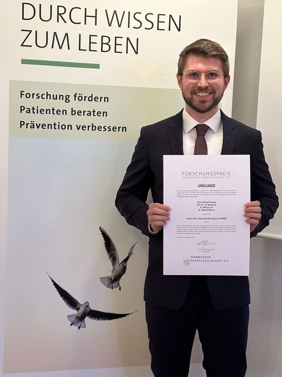 CoSy.Bio (@cosybio_uhh) on Twitter photo 🎉 Huge congratulations to <a href="/MichiHartung/">Michael Hartung</a>, who won the the research award of the Hamburg Cancer Society 2023 with his work "Cancer driver drug interaction explorer". Your hard work truly paid off! We are all very pround!
#CancerResearch #Bioinformatics
<a href="/janbaumbach/">Jan Baumbach</a> 🎉 Huge congratulations to <a href="/MichiHartung/">Michael Hartung</a>, who won the the research award of the Hamburg Cancer Society 2023 with his work "Cancer driver drug interaction explorer". Your hard work truly paid off! We are all very pround!
#CancerResearch #Bioinformatics
<a href="/janbaumbach/">Jan Baumbach</a>