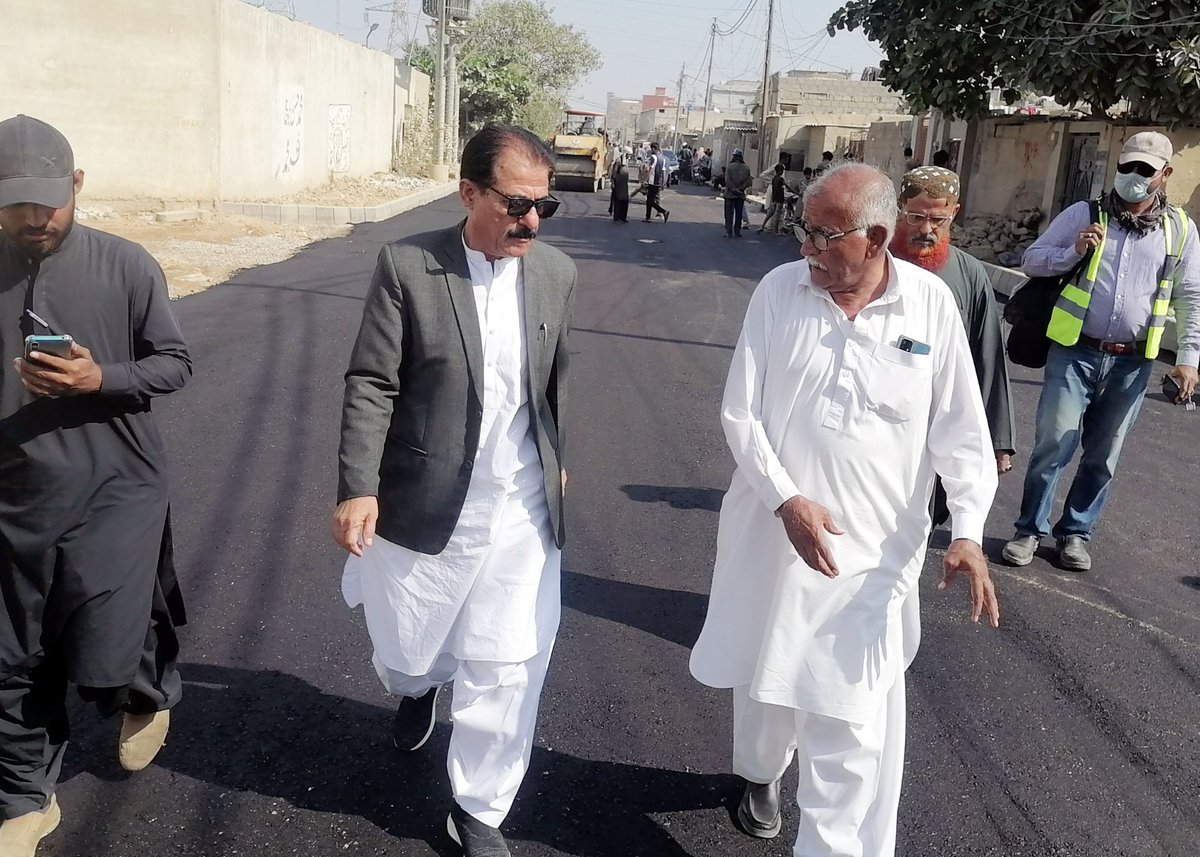 tmcmalir07's tweet photo. ترقیاتی منصوبوں بالخصوص شاہرات کی تعمیرات پرخاص توجہ دے رہے ہیں:جان محمد بلوچ
 یوسی شرافی کے وائس چیئرمین نذر محمد بلوچ کے ہمراہ یوسی شرافی گوٹھ میں کلک پروجیکٹ کے تحت مختلف شاہراہوں پر روڈ کارپیٹنگ کے کام کا جائزہ لیا ۔
@BBhuttoZardari 
#Karachi #Karachiworks https://t.co/GfvHBoUZmr