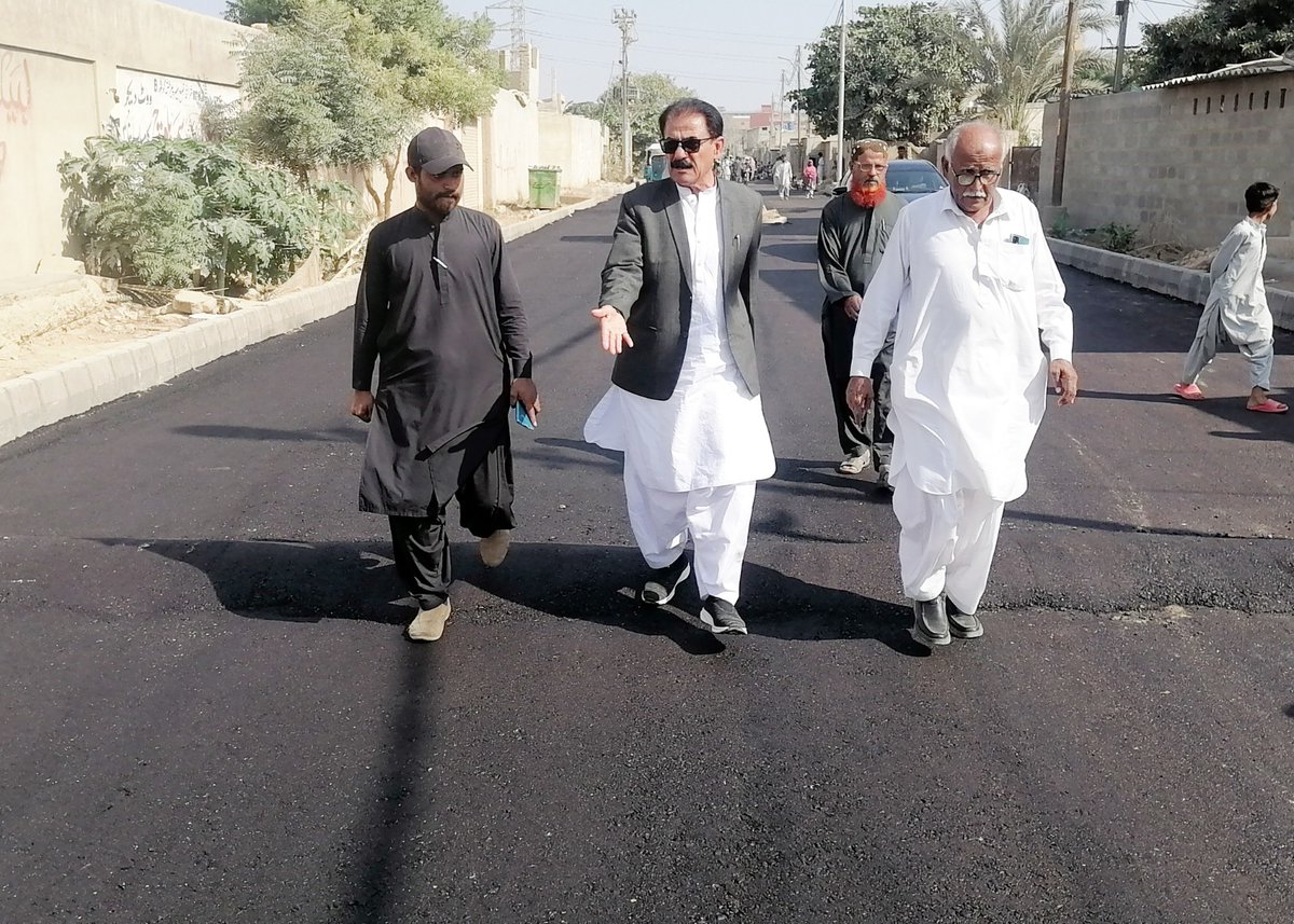 tmcmalir07's tweet photo. ترقیاتی منصوبوں بالخصوص شاہرات کی تعمیرات پرخاص توجہ دے رہے ہیں:جان محمد بلوچ
 یوسی شرافی کے وائس چیئرمین نذر محمد بلوچ کے ہمراہ یوسی شرافی گوٹھ میں کلک پروجیکٹ کے تحت مختلف شاہراہوں پر روڈ کارپیٹنگ کے کام کا جائزہ لیا ۔
@BBhuttoZardari 
#Karachi #Karachiworks https://t.co/GfvHBoUZmr