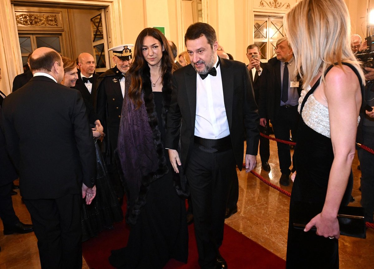 Non è capace a leggere la pagella della figlia cosa cazzo capirà del Don Carlo di Verdi?
#SalviniCoglione 
#PrimaScala
