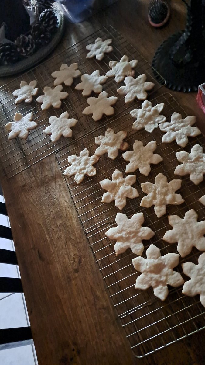 InkedDeviant's tweet photo. Half The Shortbread Dough Rolled, Baked & Cooling. Time To Start The Second Half...💃🏼
#ChristmasBaking #Spitzbuben https://t.co/XWPLe7m5ka