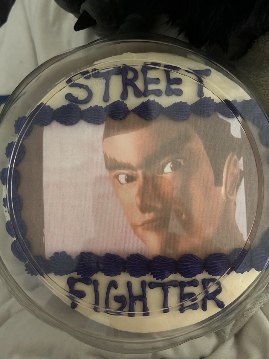 Averyxxxxx's tweet photo. I’m losing my mind at this fucking cake my boyfriend got me for my birthday https://t.co/9XncvwyX1O