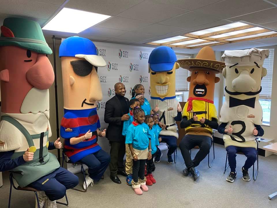CityonaHillMKE's tweet photo. A heartwarming thank you to Mayor @CavalierJohnson and his office for championing the 2023 Holiday Drive, benefitting the United Neighborhood Centers of Milwaukee (UNCOM) this holiday season.
#Milwaukee #CityonaHillMKE #CommunitySupport #HolidayDrive #MilwaukeeStrong #UNCOM https://t.co/1r3fouFiQj