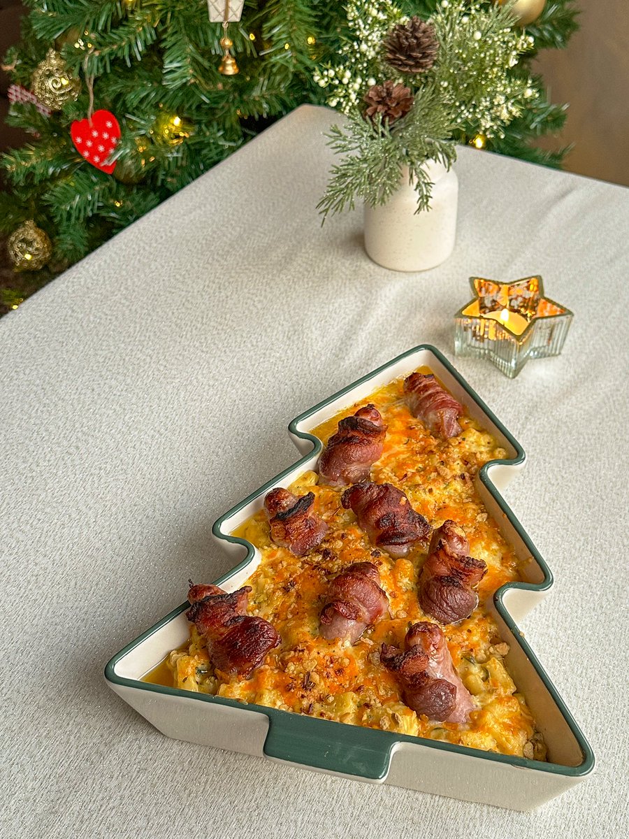 This pigs in blankets mac & cheese is ideal festive comfort food to scoff while curled up on the sofa in your cosiest pyjamas, watching Christmas TV.  Ft. @DragonDairy’s Handcrafted Cavern Platinum & Cavern Ruby, & @OrielJonesLtd pigs in blankets 🤤 therarewelshbit.com/christmas-maca… AD