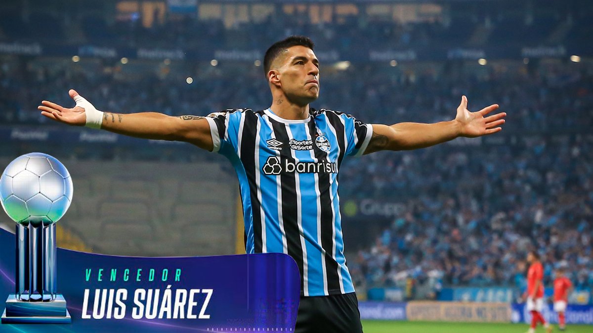 Gremio's tweet image. O MELHOR ⚽️🤩 Não poderia ser diferente: Luis Suárez foi eleito o melhor atacante e o craque do #Brasileirão2023! O ídolo Tricolor recebeu a Bola de Prata e a Bola de Ouro no Prêmio @ESPNBrasil. Mais que artilheiro, um gênio gremista em campo!

📸 Lucas Uebel / Grêmio FBPA