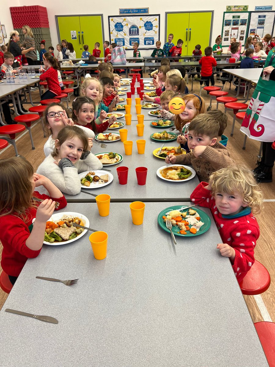 Pawb wedi mwynhau cinio Nadolig yn yr ysgol heddiw ~ We really enjoyed our Christmas dinner in school today 🎄