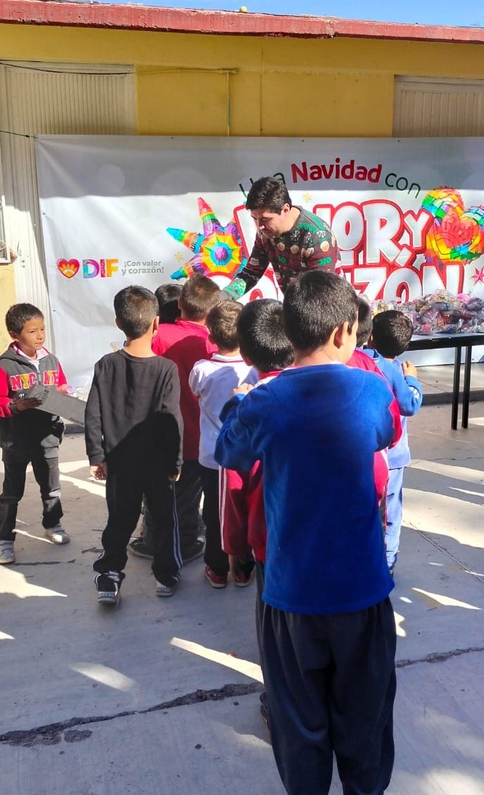Niños de las primarias #JesúsBetancourt y #FranciscoZarco en #Lerdo recibieron juguetes y bolos; la navidad se vive con valor y corazón. En #SEBISED seguimos con <a href="/DIF_Durango/">DIF Estatal Durango</a> llevando sonrisas a niños de todo durango.

#UnaNavidadConValorYCorazon 
#5000EscuelasTodosNuestrosNiños