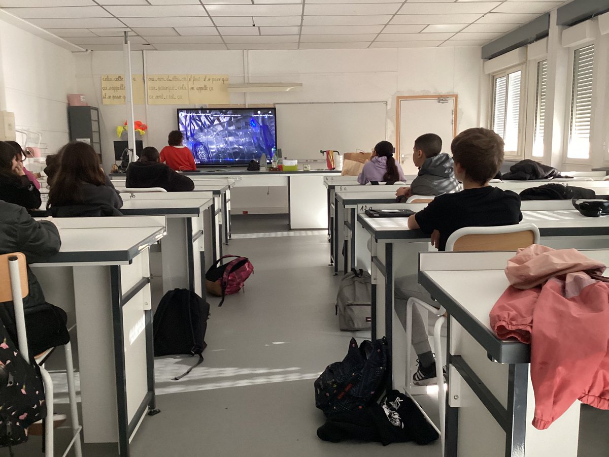 CDI Samuel Paty (@cdivallergues) on Twitter photo Réunion éco délégues. Présentation projet avec George Nuku, artiste maori de renom: fabrication d’1 installation de bouteilles en plastique sur les îles de Lerins. Atelier 🐝 Wraps. 🙌🏽 repassent, 🙌🏽créent les emballages et cartes 🙏🏼. 130€ pour achat denrées <a href="/restosducoeur/">Les Restos du Coeur</a> 👍🏼👏🏼 Réunion éco délégues. Présentation projet avec George Nuku, artiste maori de renom: fabrication d’1 installation de bouteilles en plastique sur les îles de Lerins. Atelier 🐝 Wraps. 🙌🏽 repassent, 🙌🏽créent les emballages et cartes 🙏🏼. 130€ pour achat denrées <a href="/restosducoeur/">Les Restos du Coeur</a> 👍🏼👏🏼
