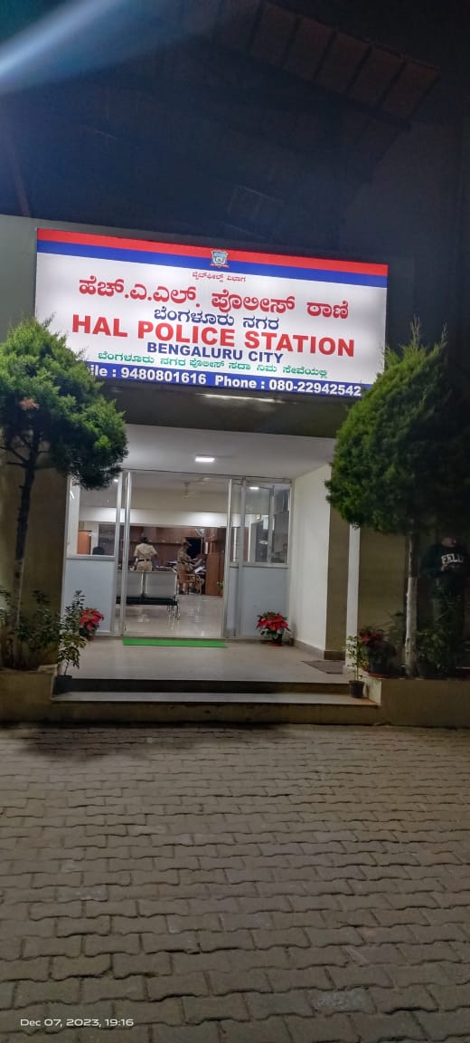 live_mirror's tweet photo. नमस्कार @BlrCityPolice @CMofKarnataka @CPBlr @CyberPS_SEast @DgpKarnataka आजको 30 दिन की ऊपर होगया हे cctv video ओर photo आपकी पुलिस को हात लगने के बाद भी criminal पकडा नही गया , अगर कोई किसीको हत्या कर दिया तो पुलिस कुछभी नही करपायगा अब लोग ऐसे कहने लगे है , please check it sir https://t.co/mVzZPQNwMg