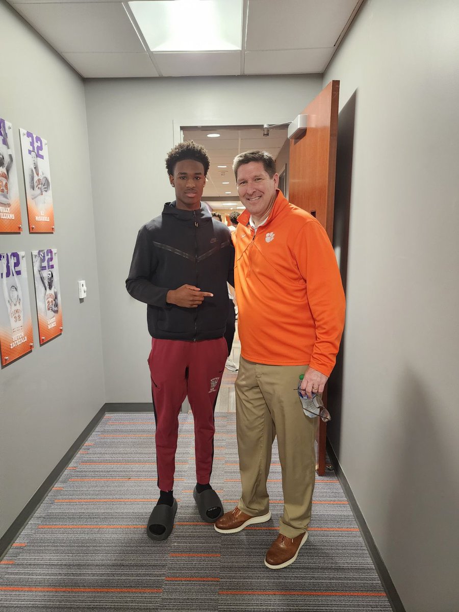 I appreciate the game invite to Clemson university thanks Tiger Town for having me🐅<a href="/coachmckay/">Lucas McKay</a> <a href="/Coach_Brownell/">Coach Brad Brownell</a> <a href="/ClemsonMBB/">Clemson Basketball</a>
