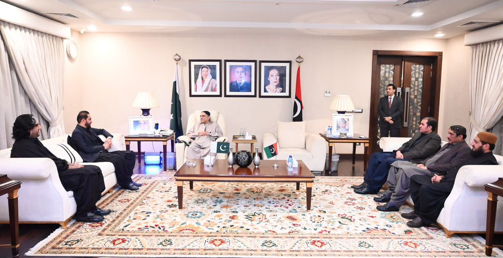 MediaCellPPP's tweet photo. لاہور: پاکستان پیپلزپارٹی پارلیمنٹرینز کے صدر آصف علی زرداری سے ملاقات کے بعد بلوچستان کے سابق وزیراعلی عبدالقدوس بزنجو پی پی پی میں شامل

لاہور: سابق صدر مملکت آصف علی ز��داری سے ملاقات کے بعد بلوچستان حکومت کے سابق وزیر سکندر عمرانی بھی پی پی پی میں شامل

لاہور: صدر آصف زرداری سے ملاقات کے بعد بلوچستان عوامی پارٹی کے رہنما عبدالقدوس بزنجو کے ہمراہ سید نظام الدین، سید حمید، نصیر احمد بزنجو، میر عبدالوہاب بزنجو و دیگر بھی پی پی پی میں شامل

لاہور: صدر آصف زرداری نے پاکستان پیپلزپارٹی میں شامل ہونے والی بلوچستان کی سیاسی شخصیات کو خوش آمدید کہا

لاہور: صدر آصف زرداری سے ملاقات میں اہم سیاسی شخصیات کی شمولیت کے موقع پر علی حسن زہری بھی موجود
@AAliZardari