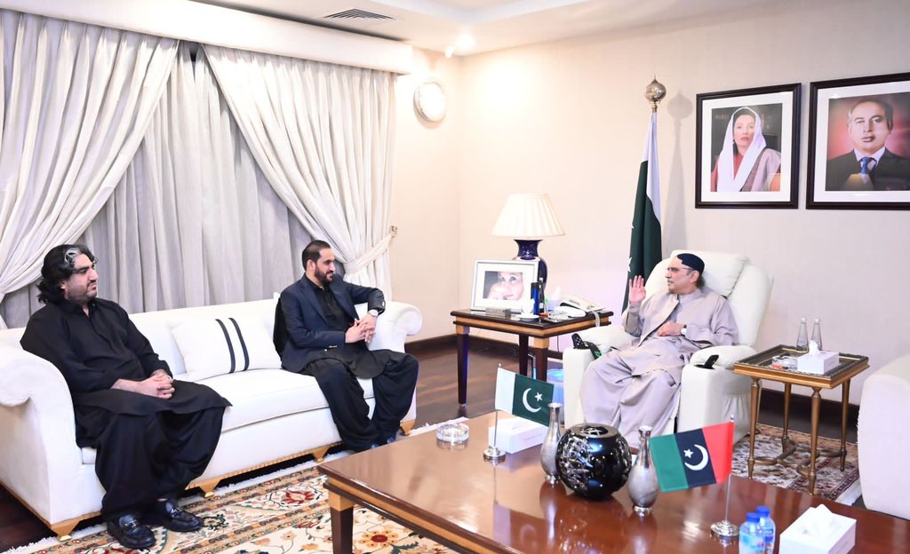 MediaCellPPP's tweet photo. لاہور: پاکستان پیپلزپارٹی پارلیمنٹرینز کے صدر آصف علی زرداری سے ملاقات کے بعد بلوچستان کے سابق وزیراعلی عبدالقدوس بزنجو پی پی پی میں شامل

لاہور: سابق صدر مملکت آصف علی ز��داری سے ملاقات کے بعد بلوچستان حکومت کے سابق وزیر سکندر عمرانی بھی پی پی پی میں شامل

لاہور: صدر آصف زرداری سے ملاقات کے بعد بلوچستان عوامی پارٹی کے رہنما عبدالقدوس بزنجو کے ہمراہ سید نظام الدین، سید حمید، نصیر احمد بزنجو، میر عبدالوہاب بزنجو و دیگر بھی پی پی پی میں شامل

لاہور: صدر آصف زرداری نے پاکستان پیپلزپارٹی میں شامل ہونے والی بلوچستان کی سیاسی شخصیات کو خوش آمدید کہا

لاہور: صدر آصف زرداری سے ملاقات میں اہم سیاسی شخصیات کی شمولیت کے موقع پر علی حسن زہری بھی موجود
@AAliZardari