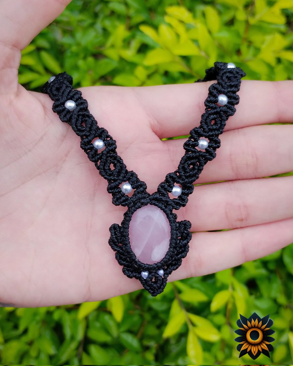 021gih's tweet photo. ✨Gargantilha 100% autoral 
💕Cristal Quartzo rosa

✨Aceito encomendas 

Mais informações no Instagram @artdassol https://t.co/KzREfqcKfg