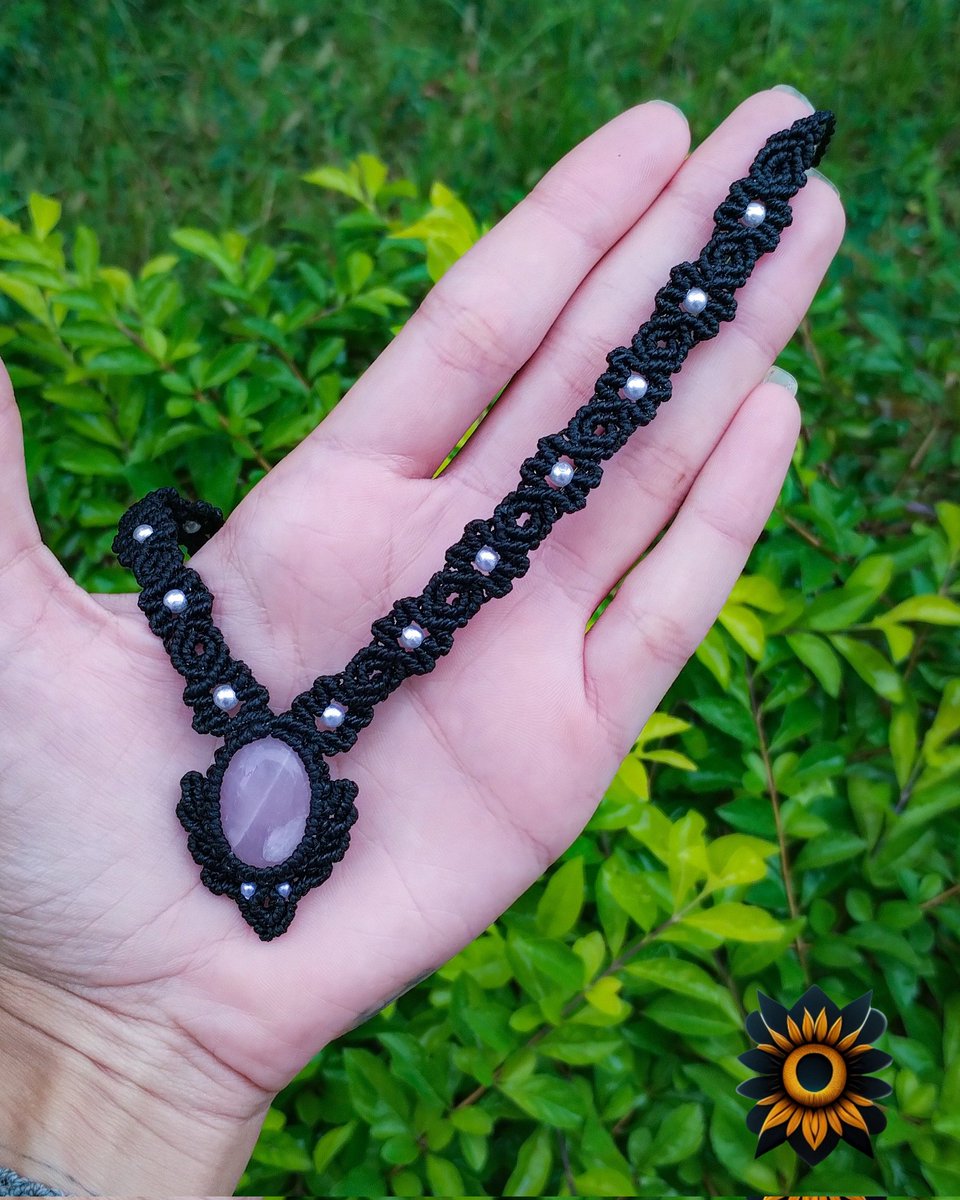 ✨Gargantilha 100% autoral 
💕Cristal Quartzo rosa

✨Aceito encomendas 

Mais informações no Instagram @artdassol
