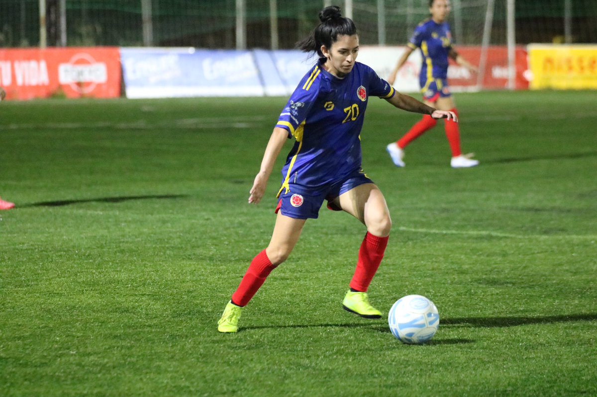 colombiaaencasa's tweet photo. 𝐋𝐀 𝐂𝐄𝐂𝐈𝐍𝐄𝐓𝐀 𝐀 𝐋𝐀 𝐅𝐈𝐍𝐀𝐋! 🚌

Las Chicas lograron un histórico pase a su primera final de @ligadetuiteros_ en una noche infartante de mucho amor por la camiseta. Una vez más, llevando el nombre de Colombia en lo más alto, queda un pasito 🤏🏾

#VamosColombia 🇨🇴🇨🇴🇨🇴 https://t.co/ITBfcNYsq0