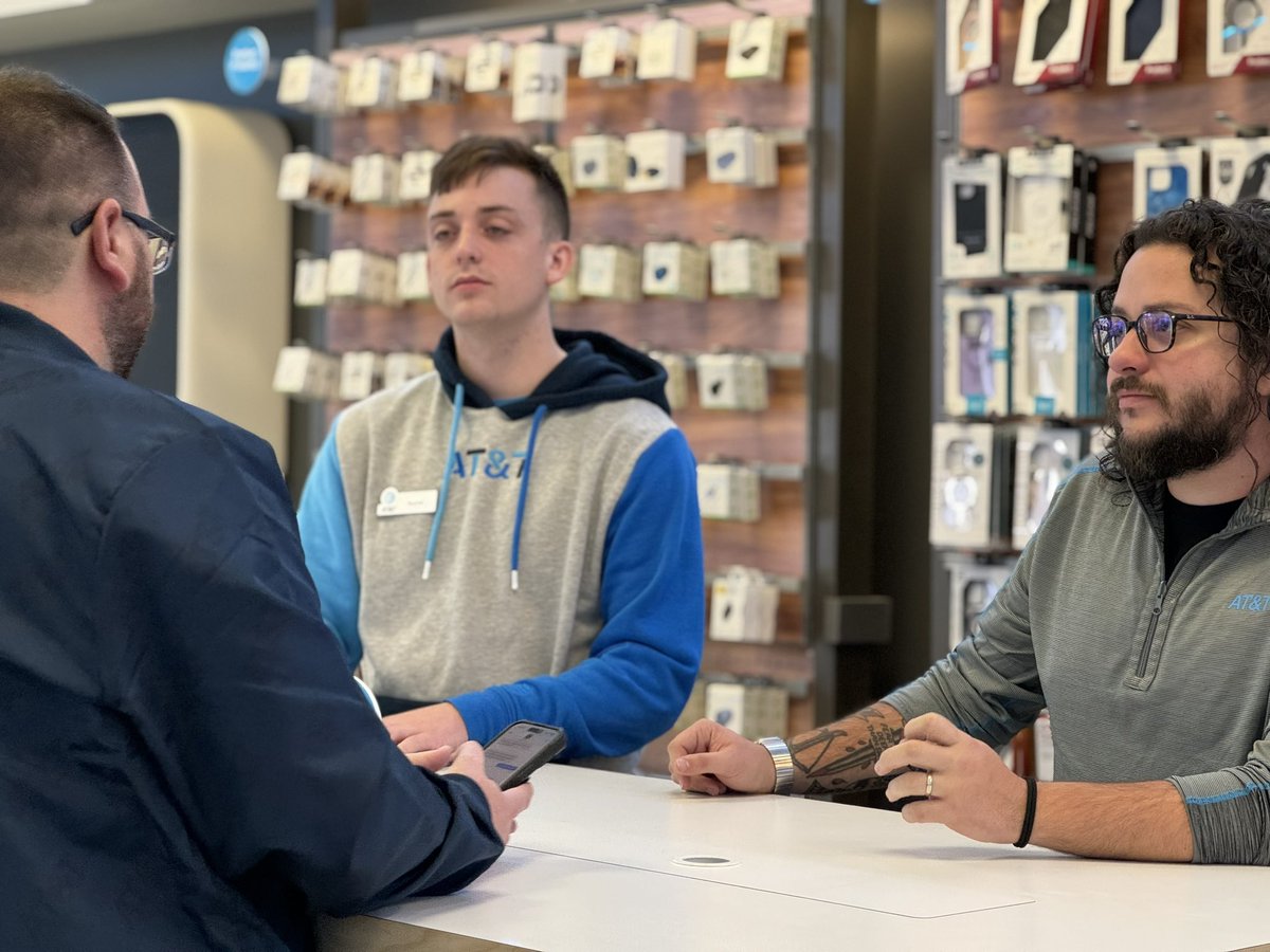 KKintheSES's tweet photo. We rounded out Day 2 of the Lexington store visits with @carawfields and @kmkhissim at West Reynolds and Richmond. @SoutheastStates @CurtisJolly @SoutheastSEM @ChrisHoward_ATT https://t.co/z95u7Vmbvo
