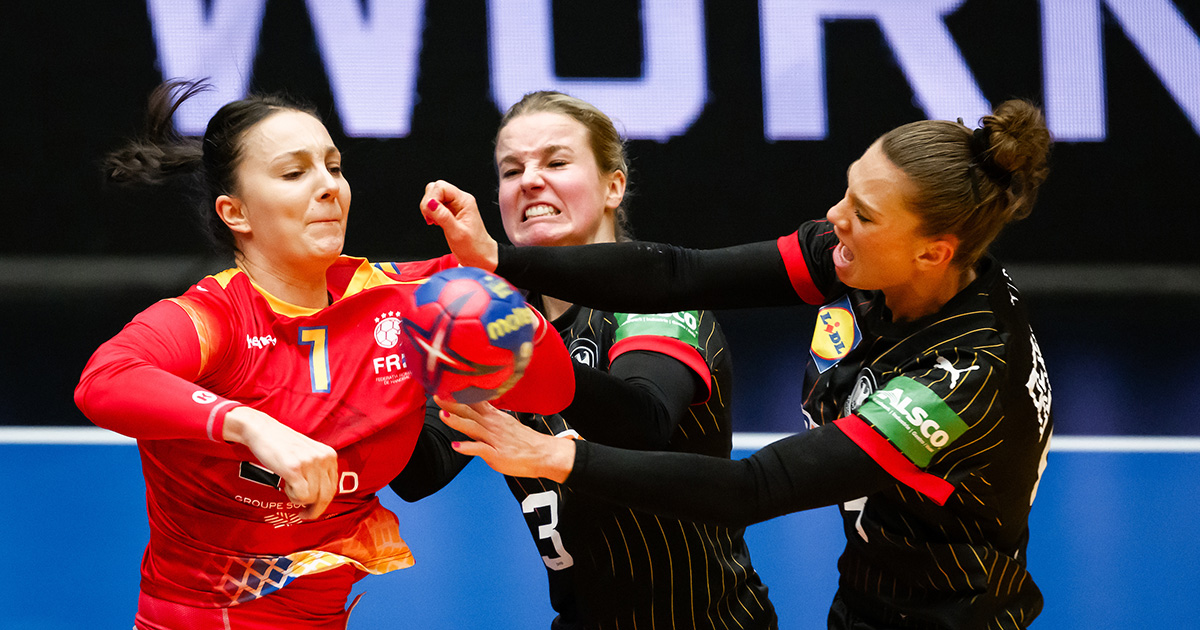 DHB_Teams's tweet photo. Tough fight! 😤

(🇩🇪 13:15 🇷🇴, 37. Min.)

#GERROU #WIRIHRALLE #aufgehtsDHB #Handball 📸 Sasa Pahic Szabo / kolektiff https://t.co/7BkdC2uVxm