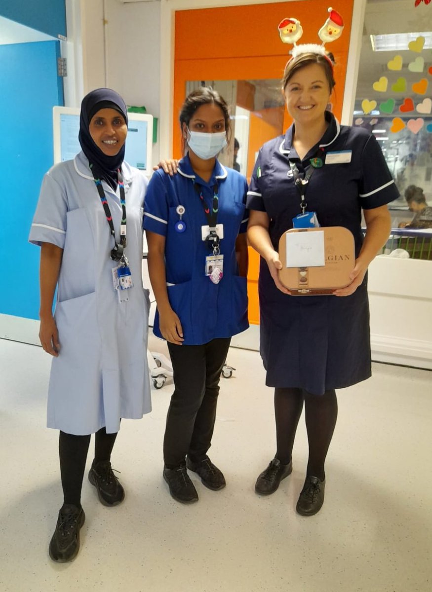 A #GreatBigThankYou to our paediatric wards @WestMidHospital and thank you to @LesleyWattsCEO for popping by to share some festive fun and thanks! 🎄🎉