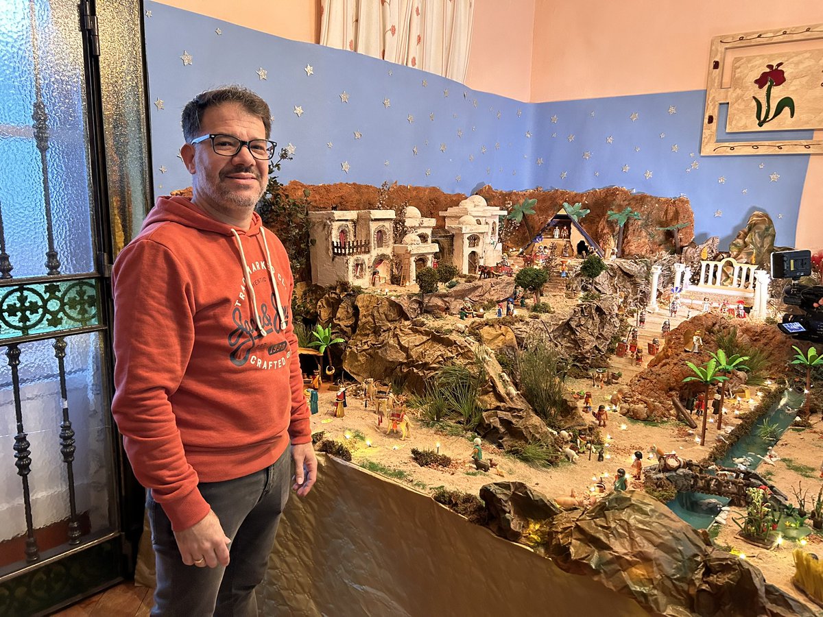 Condavision's tweet photo. Bartolomé Muñoz, vecino de #Chucena abre las puertas al público de su Belén de Playmobil de más de 70 figuras https://t.co/jBHKlpNhtu