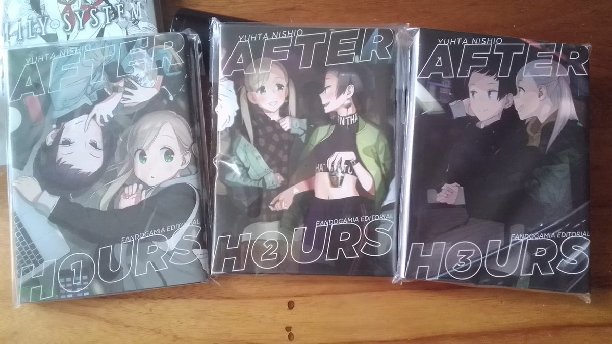 soyintrovertida's tweet photo. #LeeComics ... Finalmente pude leerme #afterhours un manga yuri de solo 3 tomitos... Una obra que habla de hacer las cosas que te motivan, que te llenan, que te gustan y sobre todo hacerlas junto a tu persona favorita... bien👍👍👍con @Fandogamia https://t.co/mY2zchTX9o
