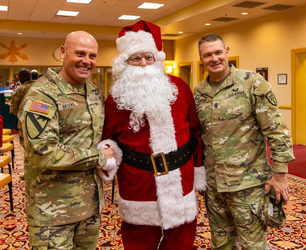 USArmyFortSill's tweet image. flickr.com/photos/fortsil…
🎅✨ Santa and the Fort Sill community launched the 20th annual Toys for Kids initiative at the Conference Center, spreading joy and gifts to military families amidst tinsel and garlands. 🤝💖 #ToysForKids #FortSillCommunity 🎄