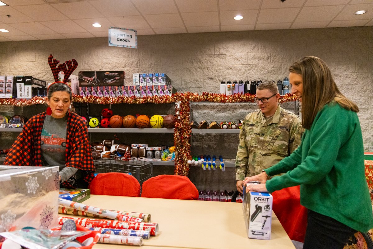 USArmyFortSill's tweet image. flickr.com/photos/fortsil…
🎅✨ Santa and the Fort Sill community launched the 20th annual Toys for Kids initiative at the Conference Center, spreading joy and gifts to military families amidst tinsel and garlands. 🤝💖 #ToysForKids #FortSillCommunity 🎄