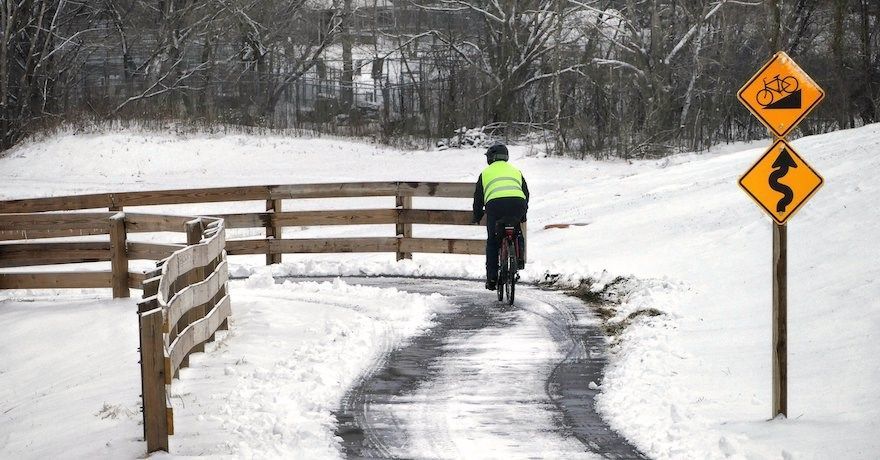 Baby, it’s cold outside—but the physical and mental health benefits that come with biking don’t have to be limited to three seasons. 

Check out these Seven Hot Tips for Cold-weather Biking from Rails-to-Trails Conservancy:  buff.ly/3Gs8rPi