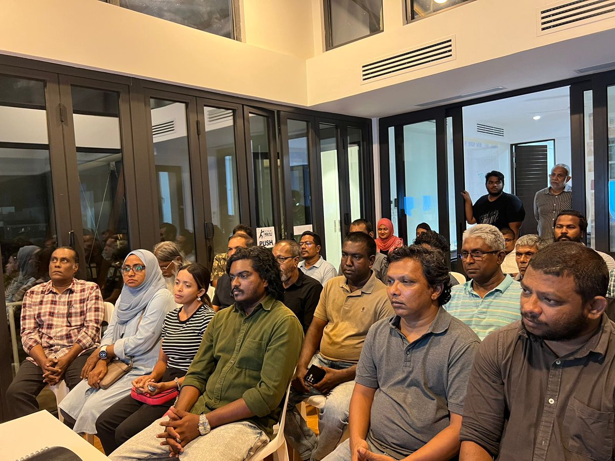 Iqbaalahme59794's tweet photo. The Democrats ge membership drive aa beheygothun mashvaraa kollumah partyge raees aaieku baavvaa badhdhaluvun

📍The Democrats HQ, H. Maizaandhoshuge
#WeTheDemocrats 
@TheDemocratsMV https://t.co/a7Ho9VXcQN