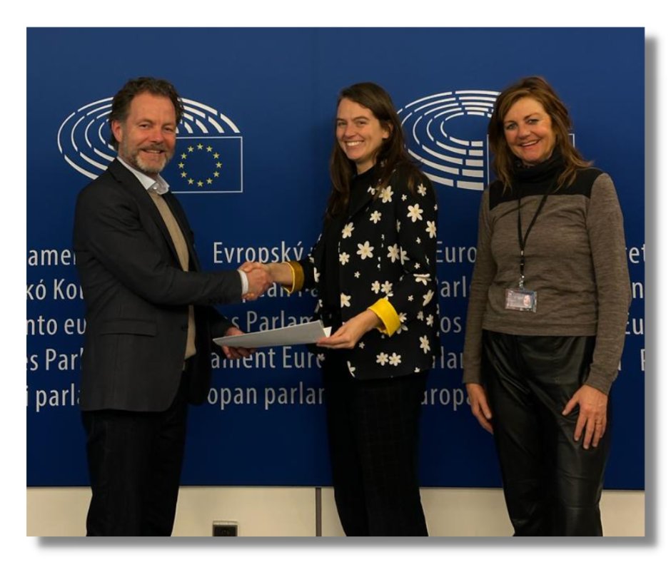 Dan Nicander, Secretary-General (IUT), handed over the IUT manifesto to Member of the European Parliament Kim van Sparrentak MEP (Green, The Netherlands)🇪🇺

More⬇️
iut.nu/news-events/iu…

#tenants #tenantsrights #SocialHousing #HousingFirst #HousingCrisis #Right2Housing