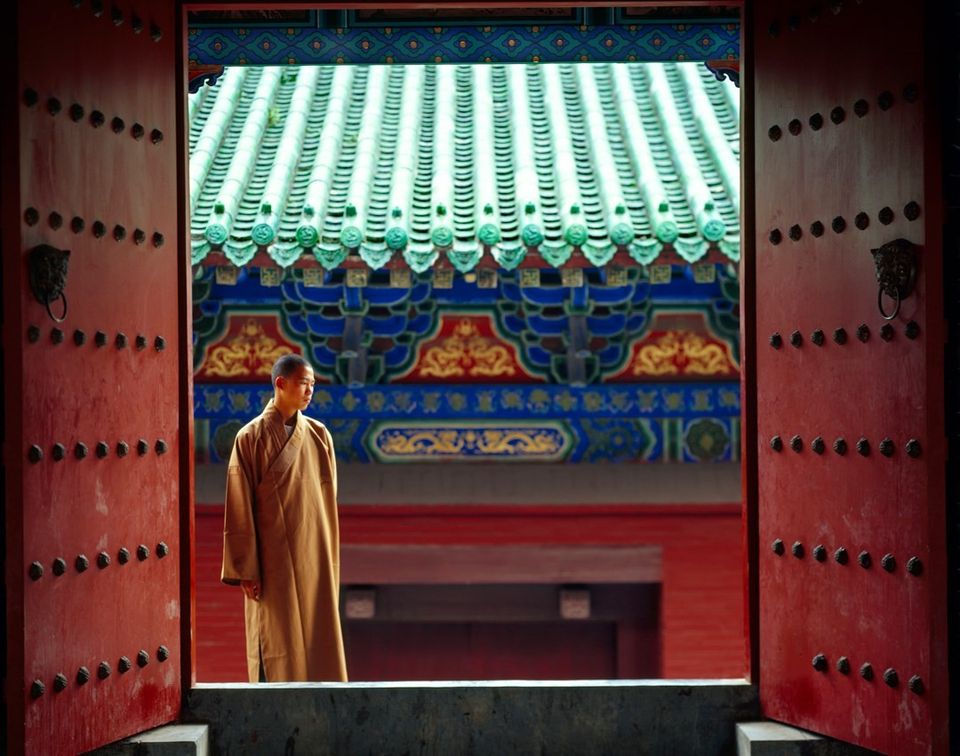 lisakristine's tweet image. A monk stands in the threshold of Shaolin temple.

#OneWorld #Humanity #InspireUnity #PortraitPhotography #Photojournalism #FineArtPhotography