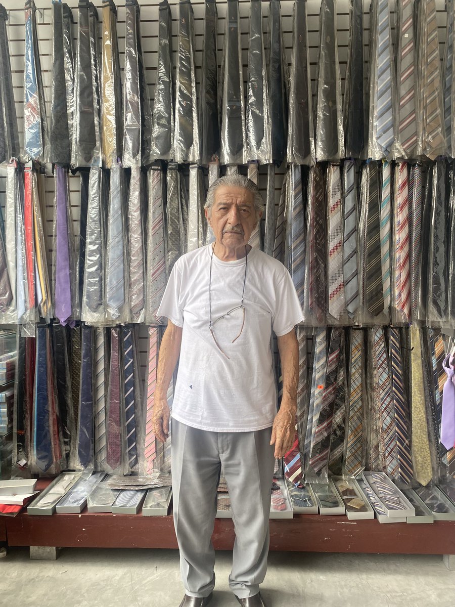 El es Don José, es uno de los poquísimos corbateros del país, pero debido a la poca demanda está pensando en cerrar su taller. Ayúdenme a difundir, le acabo de comprar 28 corbatas para mi banda, y la calidad y servicio fueron EXCELENTES, entrega a tiempo, ya no los hacen así RT