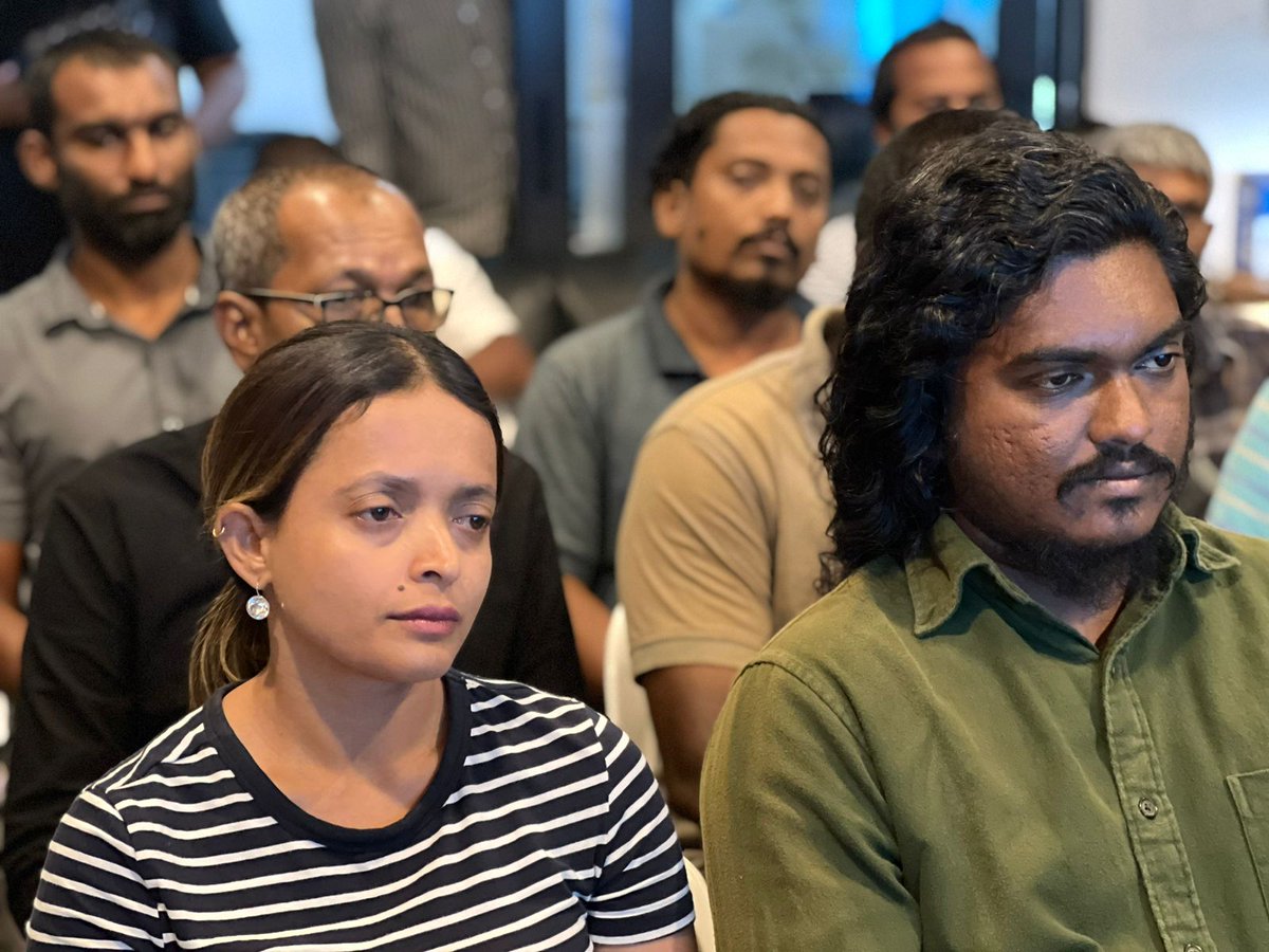 Iqbaalahme59794's tweet photo. The Democrats ge membership drive aa beheygothun mashvaraa kollumah partyge raees aaieku baavvaa badhdhaluvun

📍The Democrats HQ, H. Maizaandhoshuge
#WeTheDemocrats 
@TheDemocratsMV https://t.co/GWAjfOgQ4U