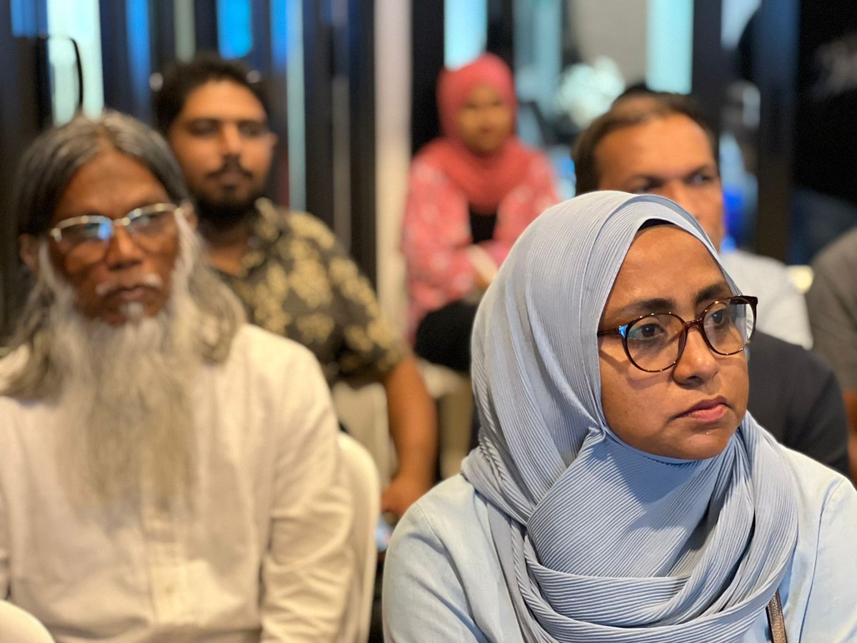 Iqbaalahme59794's tweet photo. The Democrats ge membership drive aa beheygothun mashvaraa kollumah partyge raees aaieku baavvaa badhdhaluvun

📍The Democrats HQ, H. Maizaandhoshuge
#WeTheDemocrats 
@TheDemocratsMV https://t.co/GWAjfOgQ4U