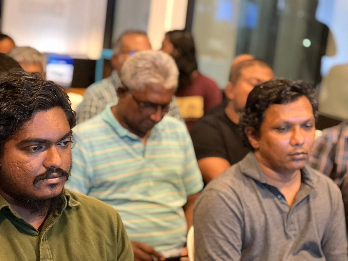 Iqbaalahme59794's tweet photo. The Democrats ge membership drive aa beheygothun mashvaraa kollumah partyge raees aaieku baavvaa badhdhaluvun

📍The Democrats HQ, H. Maizaandhoshuge
#WeTheDemocrats 
@TheDemocratsMV https://t.co/GWAjfOgQ4U