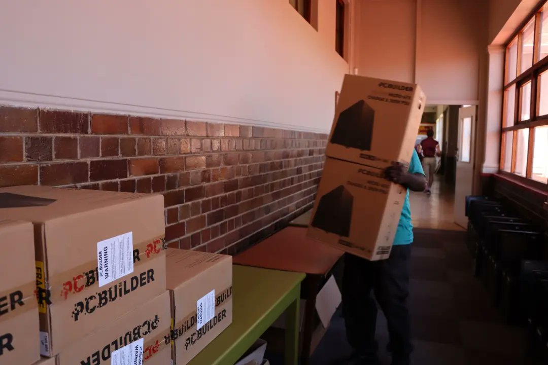 PaulRoos_Gym's tweet photo. PC Builder dropped off equipment for the new eSport Lab at PRG today. Thanks to @PCBuilderZA for your fantastic contribution towards PRG eSport. The eSport Lab will also be home to the eSport Junior Academy - a 1st for Stellies. Watch this space! #PRGeSport #PRG #ACGL #PCBuilder https://t.co/TyLmOeBtDZ