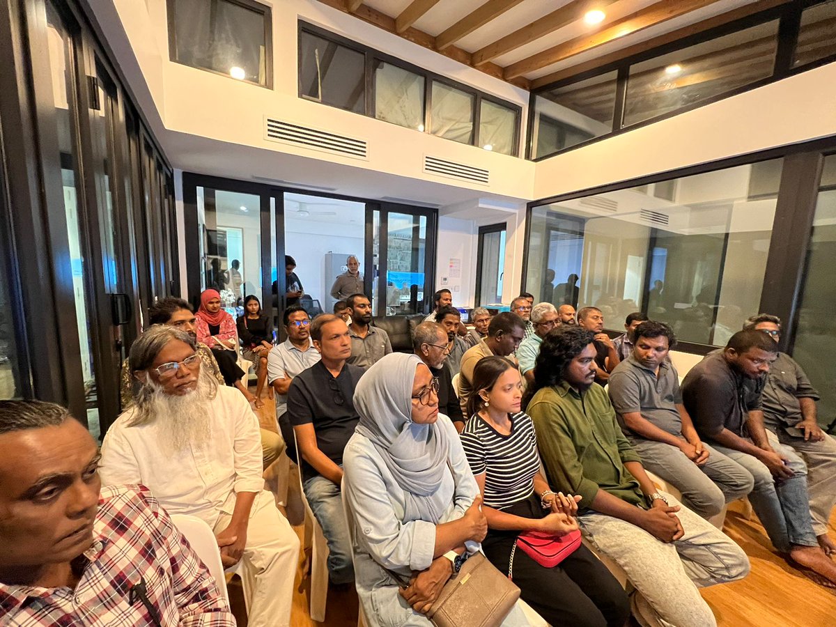 Iqbaalahme59794's tweet photo. The Democrats ge membership drive aa beheygothun mashvaraa kollumah partyge raees aaieku baavvaa badhdhaluvun

📍The Democrats HQ, H. Maizaandhoshuge
#WeTheDemocrats 
@TheDemocratsMV https://t.co/a7Ho9VXcQN