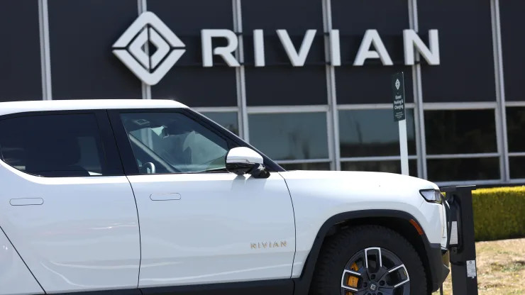 Rivian started leasing select models of its all-electric R1T pickup truck in select markets, including Missouri! #electricvehicles #electrifymo

Read here: cnbc.com/2023/11/27/riv…