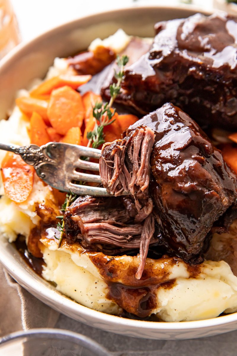 These tender red wine braised short ribs are the perfect winter dinner. They are braised low and slow in the oven with fresh thyme, garlic and red wine until they fall of the bone. 

RECIPE: moderncrumb.com/red-wine-brais…