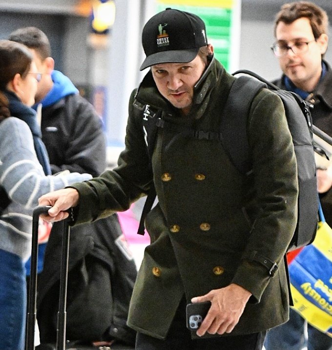 rennerland's tweet photo. #jeremyrenner #NYC #phoneinhand https://t.co/fERkCjos2M