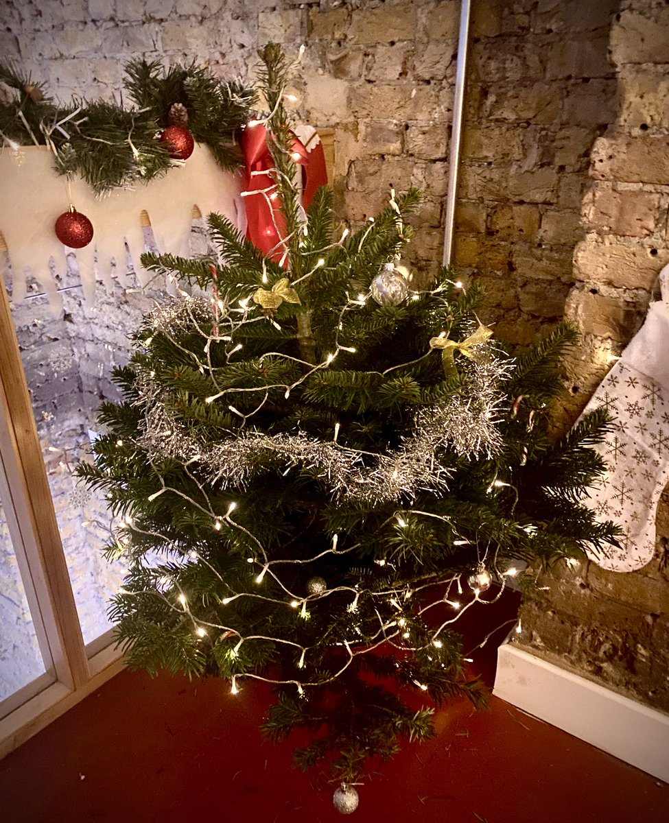 Santa’s Grotto is waiting or his arrival at Sands End Arts &amp; Community Centre this weekend. The naughty/nice book is ready &amp; waiting &amp; there’s a present for every child too. Booking seacc.uk/events/santas-… #seaccfulham #communitycentre #artscentre #charity #fulham 🎅🎄#Christmas