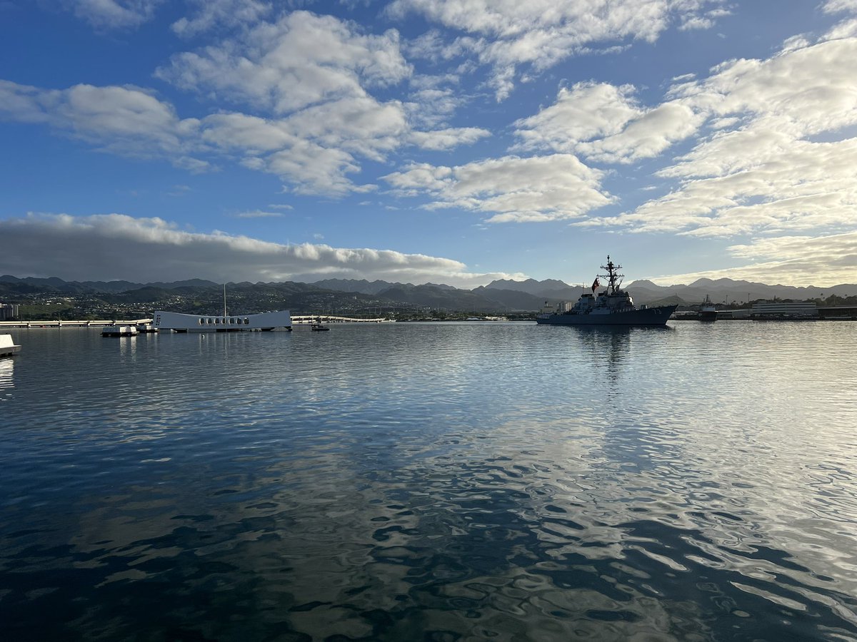 USS Decatur (DDG-73) rendering honors to @USSArizona 

#PearlHarbor82 #PearlHarborRemembranceDay #PearlHarbor