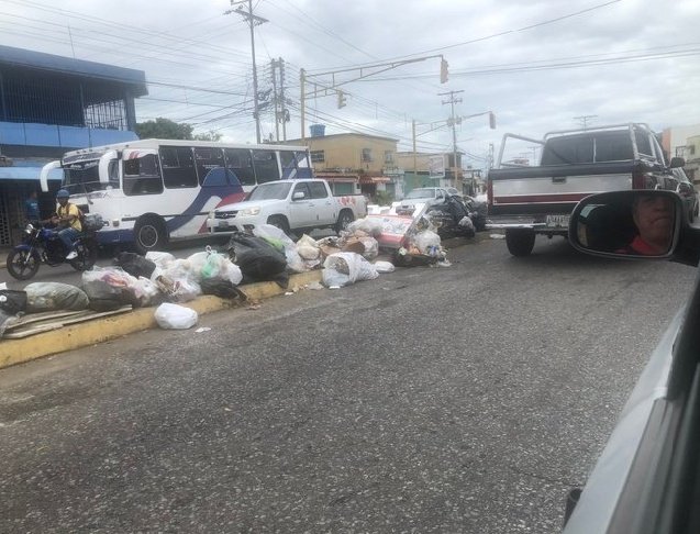 ServPublicosVe's tweet photo. La entrada de #Maracay bonita y limpia la ciudad jardín @AlcDeGirardot @gearagua vía @DreahG #SinAseo #PROCO https://t.co/cRJZYuuNSe