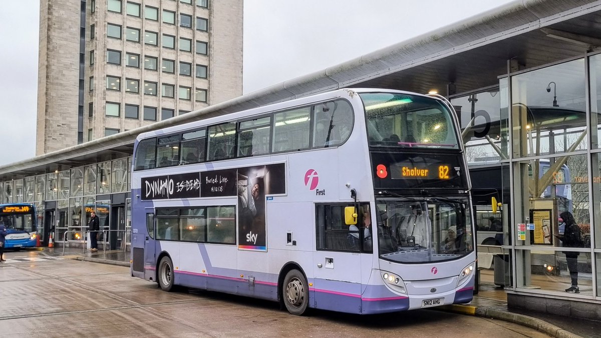 WC2512's tweet photo. ADL: Big and small in #Oldham..
@FirstManchester ADL E400 33702 - SN12 AHG working a 82 service back to #Sholver.
@Rossobus 765 - YX13 AEM working a 403 service back to #Shaw and #Rushcroft. https://t.co/0jO7XAaUOO