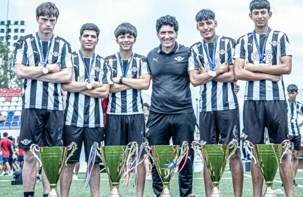 SomosVsSports's tweet photo. 👏 EN LAS INFERIORES, LIBERTAD TAMBIÉN FUE EL MEJOR

🏁 El Gumarelo tuvo un 2023 inolvidable, supo ser campeón de todo en Primera  y no fue la excepción en las divisiones formativas. Dirigidas por el coordinador, Marcelo Ataide, fueron campeones en la sub 14, sub 15, sub 16, sub 18 y sub 19.