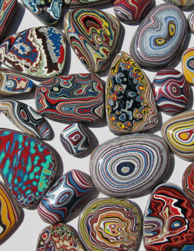 Ford cars were finished/painted on the assembly line. This resulted in "Fordite," a baked, accumulated collection of lacquer and paint that is now rare and collectable: messynessychic.com/2021/07/01/the…