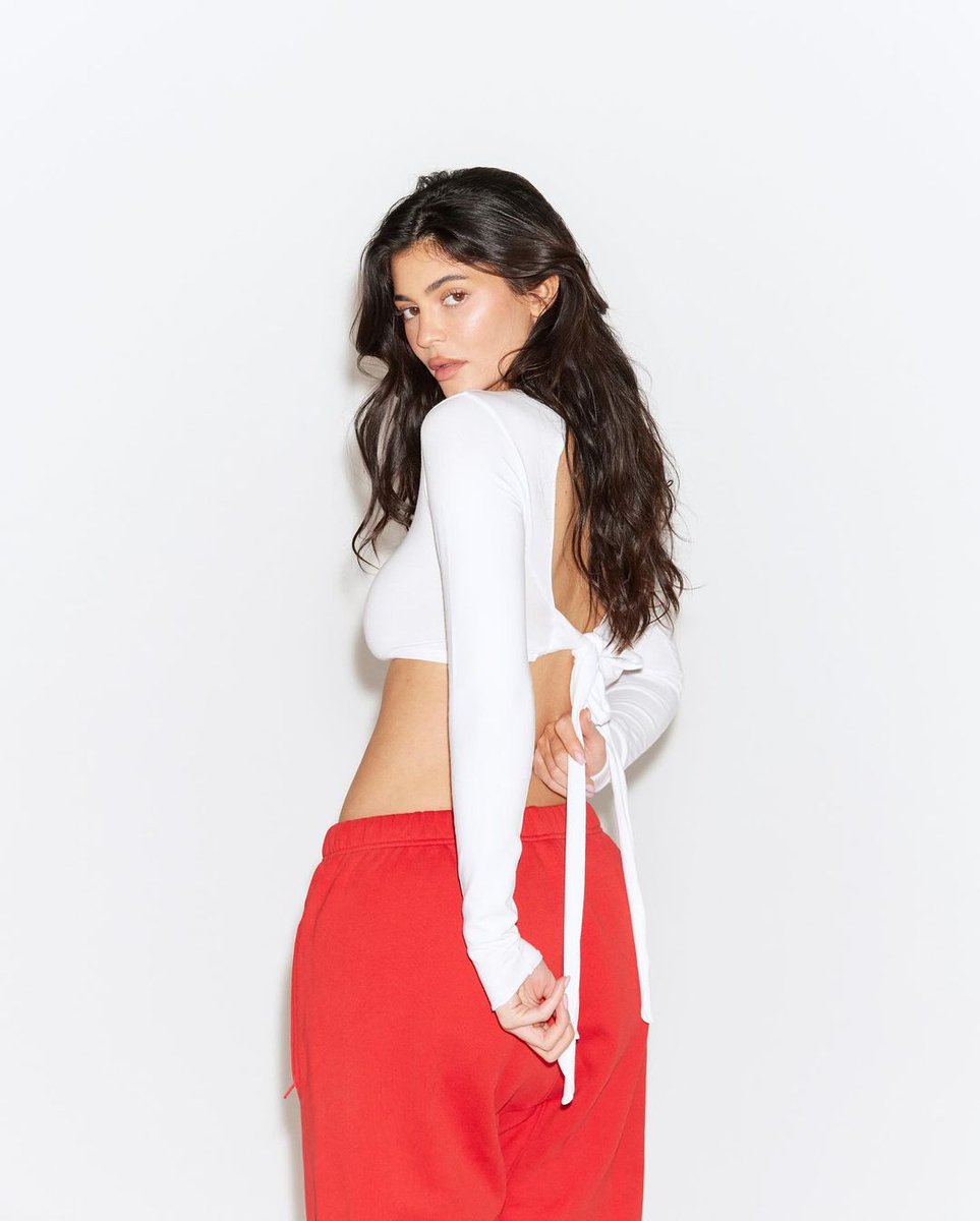 KylieJenner's tweet image. KHY DROP 003!!!! available NOW on khy.com ♥️♥️♥️♥️🎄🎄🫶🏻