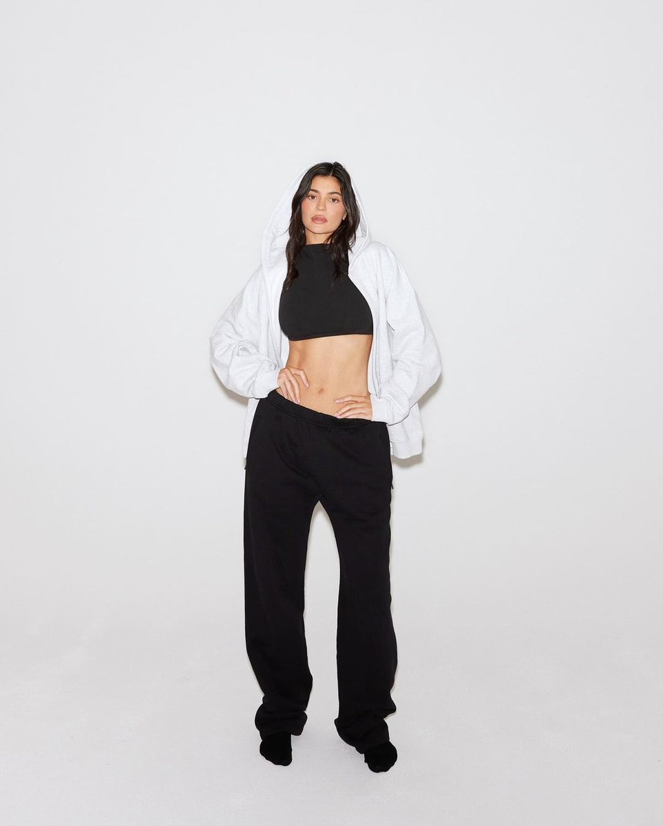 KylieJenner's tweet image. KHY DROP 003!!!! available NOW on khy.com ♥️♥️♥️♥️🎄🎄🫶🏻