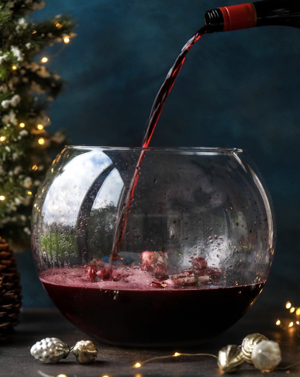 EuniceWinery's tweet photo. ✨🍷✨ #Holiday Season!! #HappyHolidays
#PurposeWine #Chiweshe #ChiwesheCollection #love #hugs #eunicechiweshegoldsteinwinery #winery #entrepreneur   #firstblackfemalewineryowneroregon #firstblackfemalewinemakeroregon https://t.co/Lda7C7hVNm