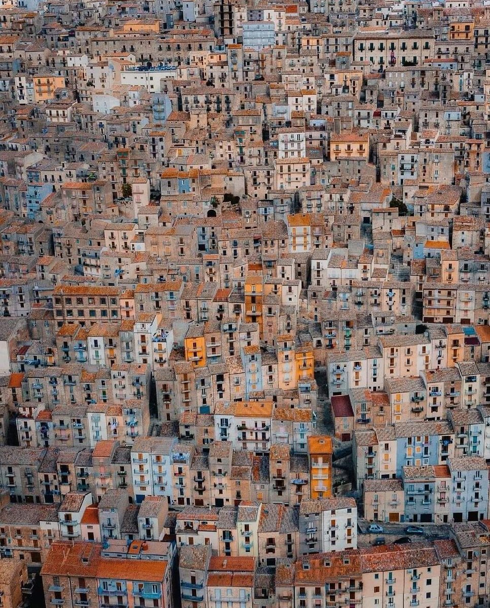 Serendipity0025's tweet photo. Un borgo medievale che tramuta la roccia in arte e sembra sorgere direttamente dalla pietra, un grosso gregge di case addossate le une alle altre, facciate dorate, addobbate di fiori, balconcini di ferro battuto, ricchi portali. È Gangi abbarbicato sul Monte Marone in #Sicilia. https://t.co/oXxrd4tz1w